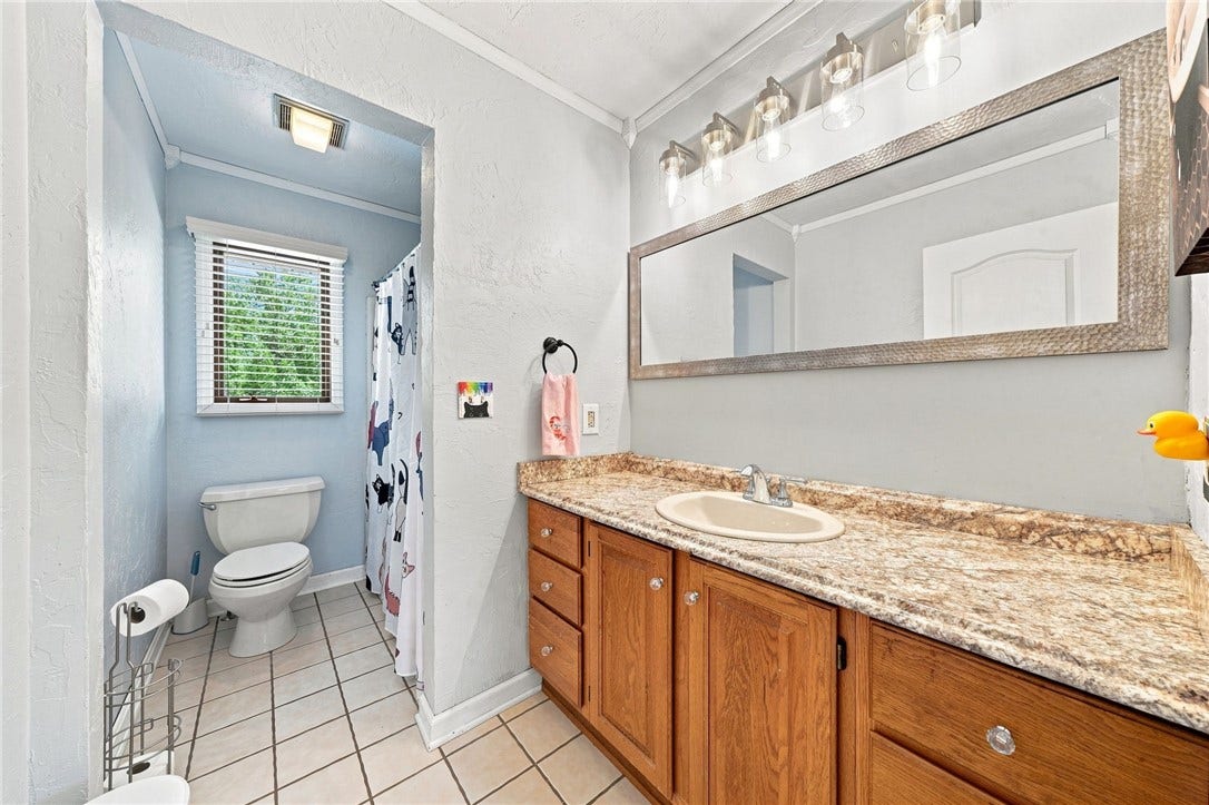 Upper Level Full Bathroom