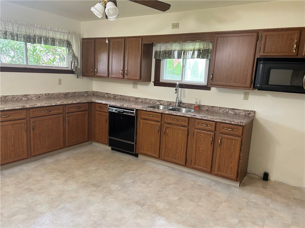 1416 Hawthorne St, Connellsville, PA 15425