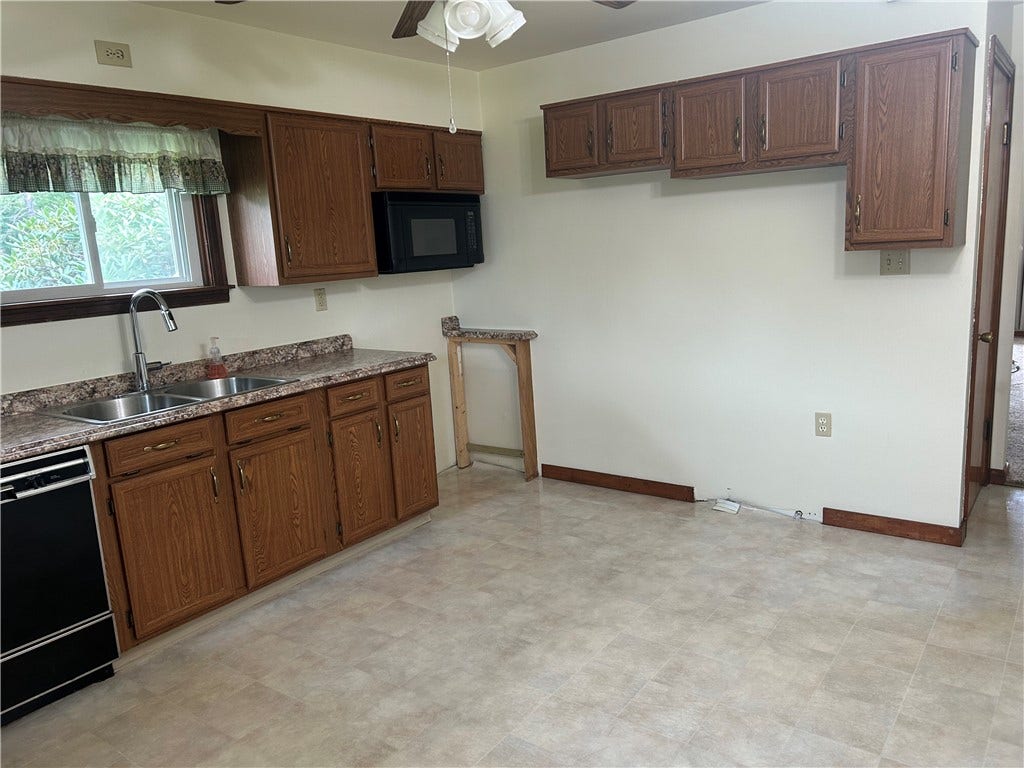 1416 Hawthorne St, Connellsville, PA 15425