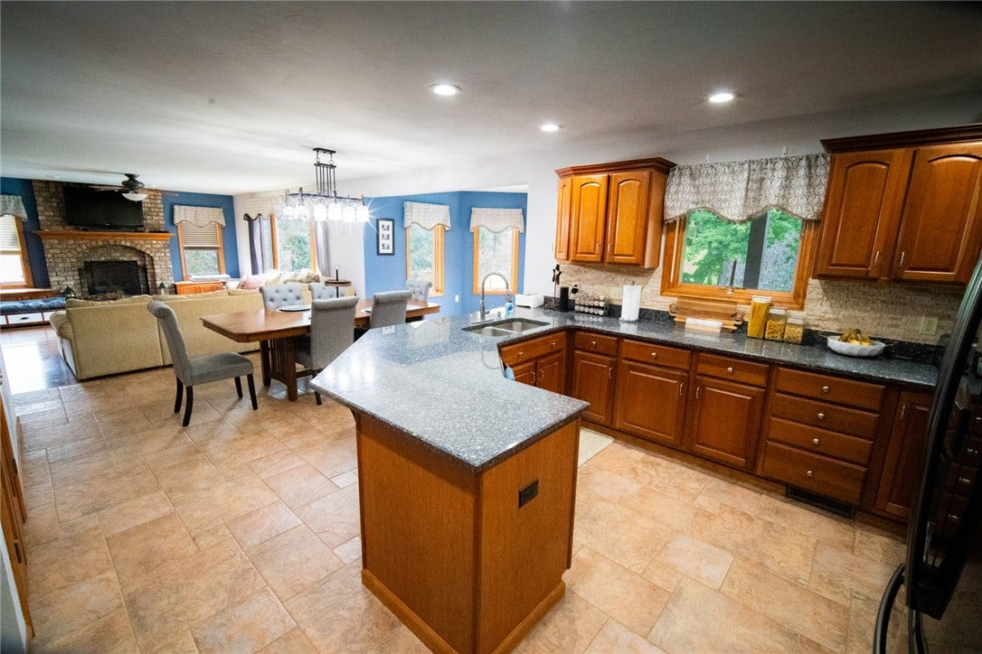 2182 Bradbury Ln, North Huntingdon, PA 15642