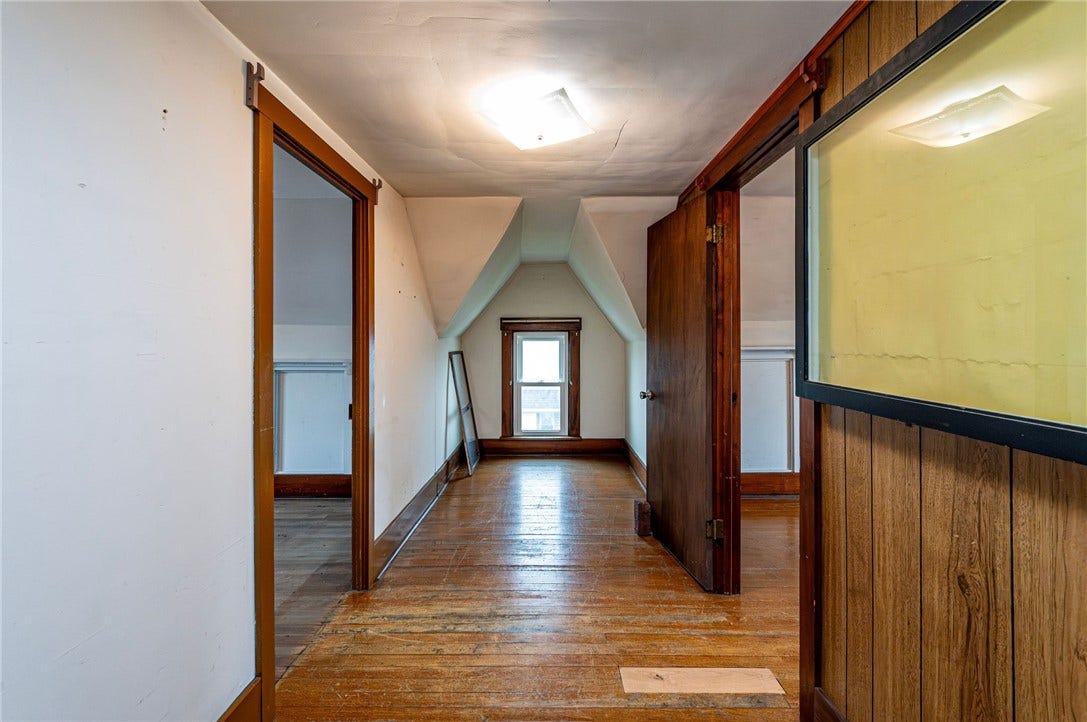 623 Brinker Ave, Latrobe, PA 15650 3RD FLOOR HALLWAY