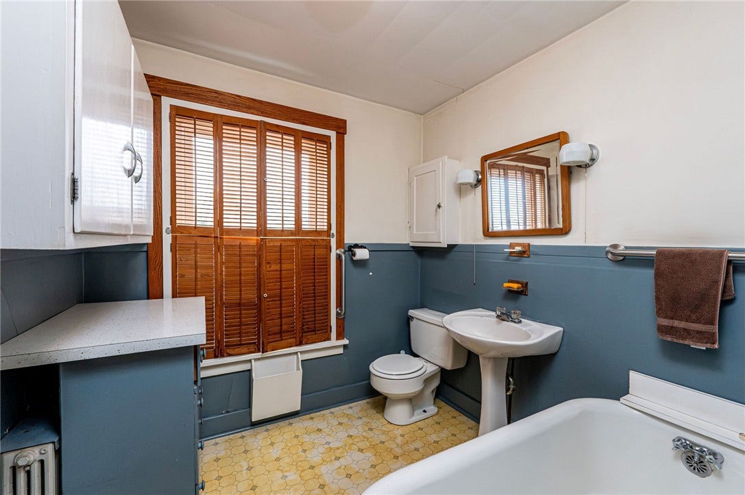 623 Brinker Ave, Latrobe, PA 15650 BATHROOM