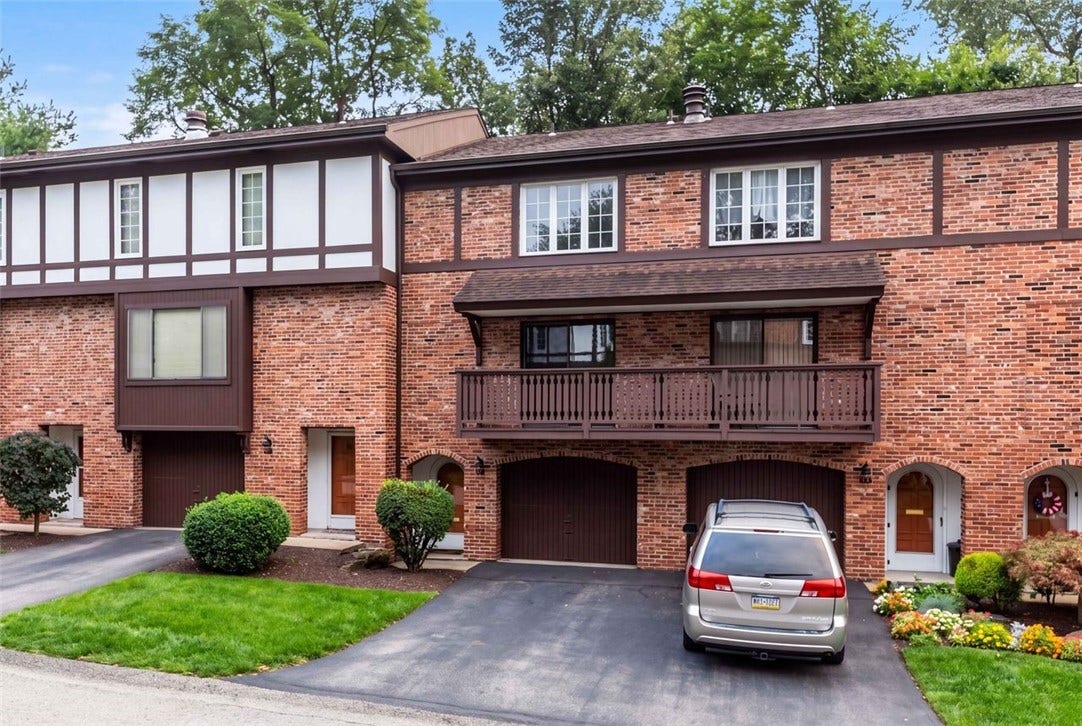350 Woodbridge Dr, Pittsburgh, PA 15237