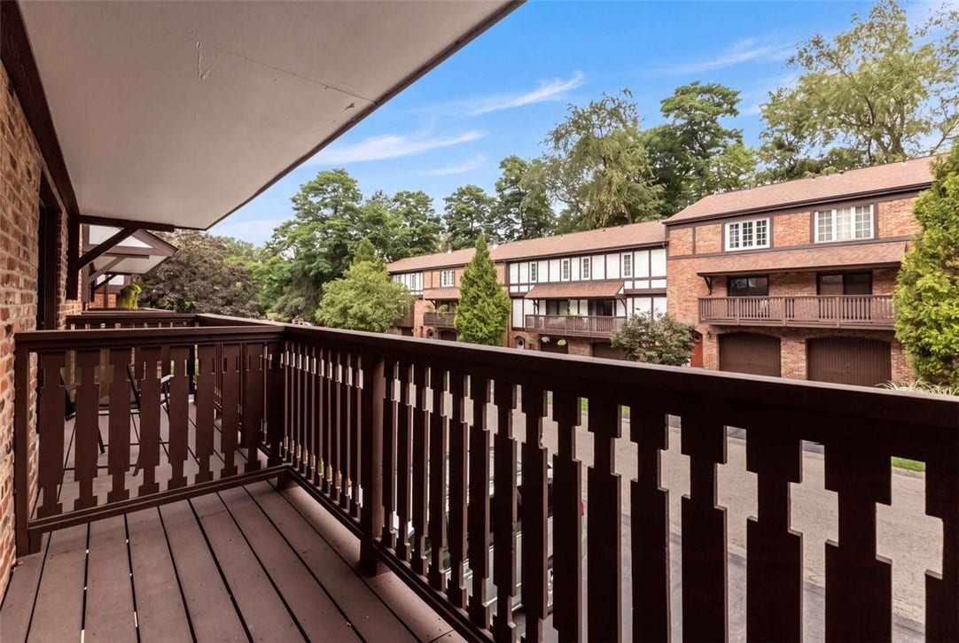 350 Woodbridge Dr, Pittsburgh, PA 15237