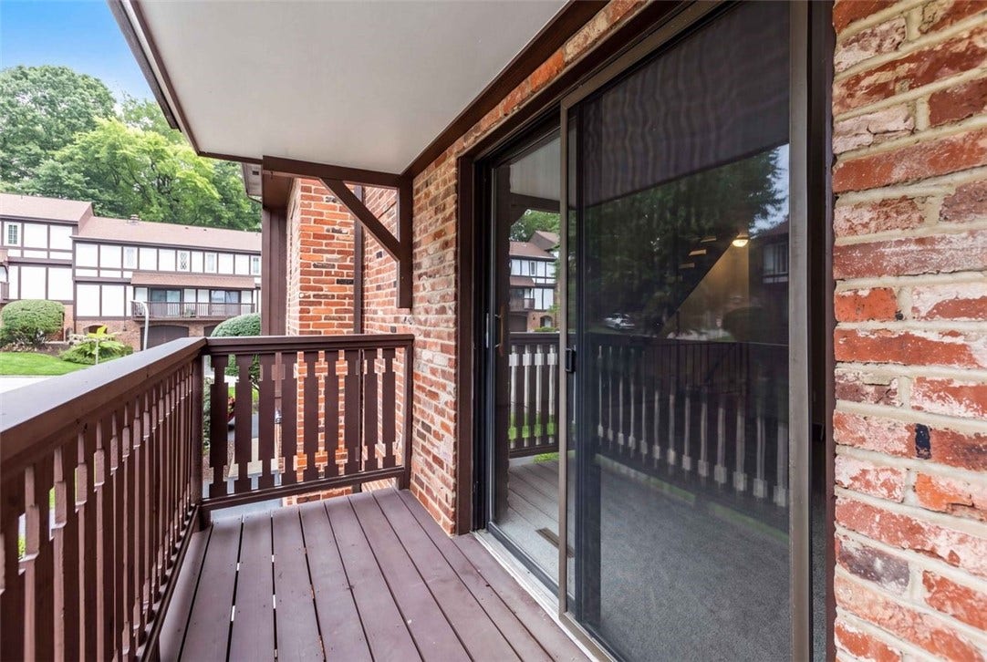 350 Woodbridge Dr, Pittsburgh, PA 15237