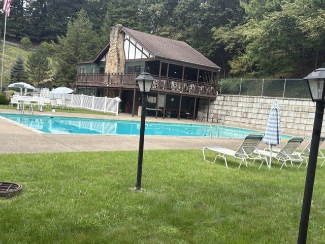 350 Woodbridge Dr, Pittsburgh, PA 15237