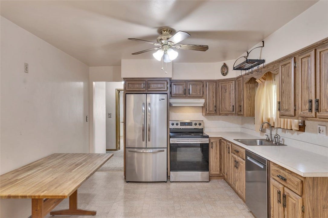 Large Kitchen with Newer Appliances!