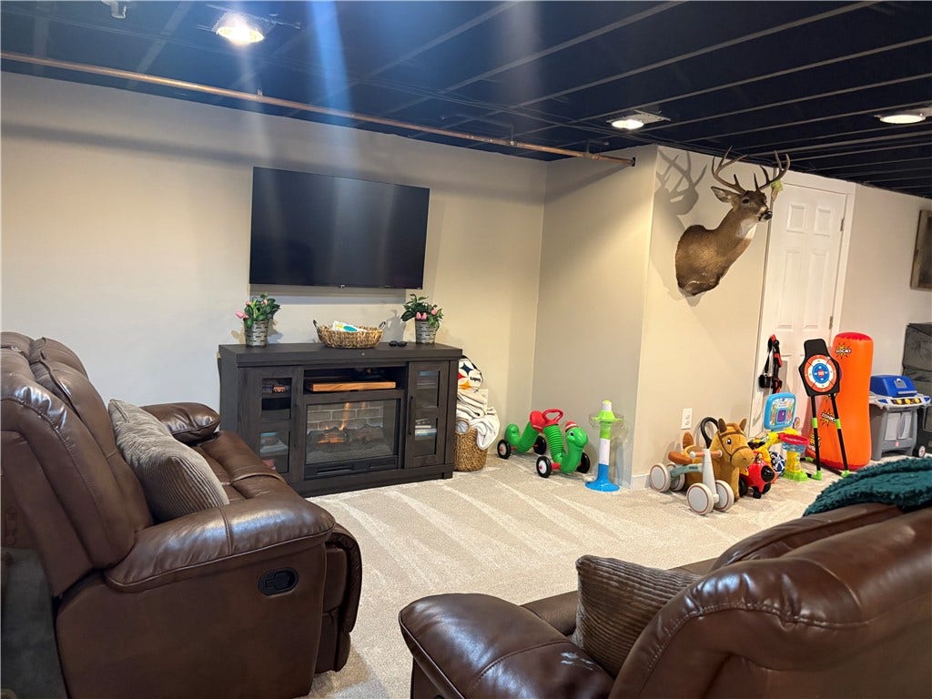 115 Frisbee Ave, Connellsville, PA 15425