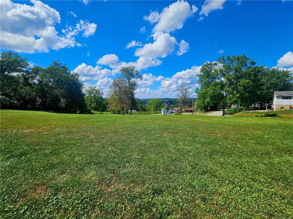2 Fritchman Dr, Jeannette, PA 15644