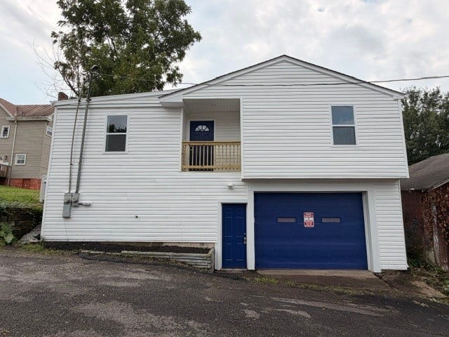 31 E Hallam Ave, Washington, PA 15301 Double Garage Door both w Tandem Spaces