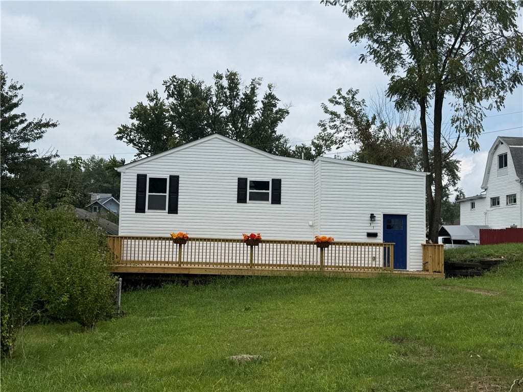 31 E Hallam Ave, Washington, PA 15301 Beautiful Front Entrance w 10' x 36' Deck.