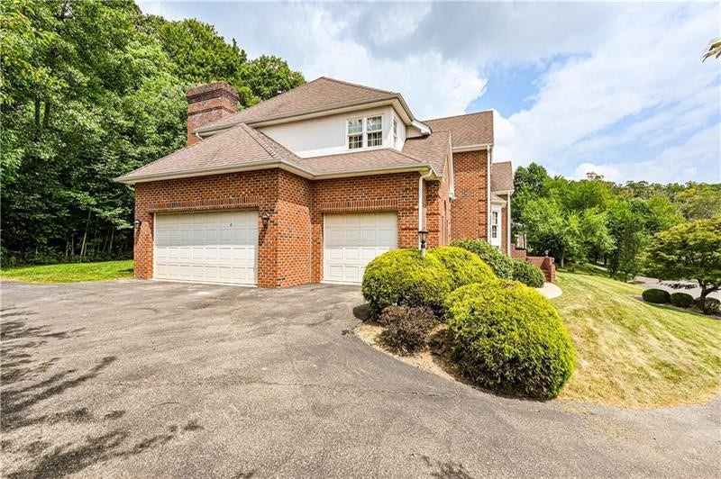 127 Woodhaven Dr, Jeannette, PA 15644