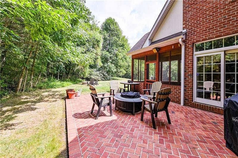 127 Woodhaven Dr, Jeannette, PA 15644