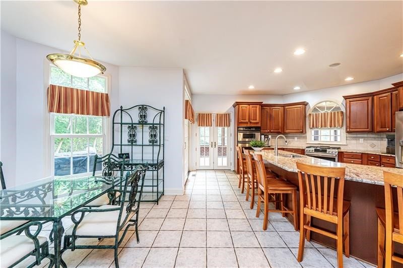 127 Woodhaven Dr, Jeannette, PA 15644