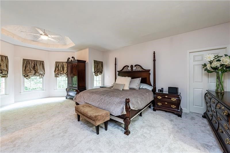127 Woodhaven Dr, Jeannette, PA 15644