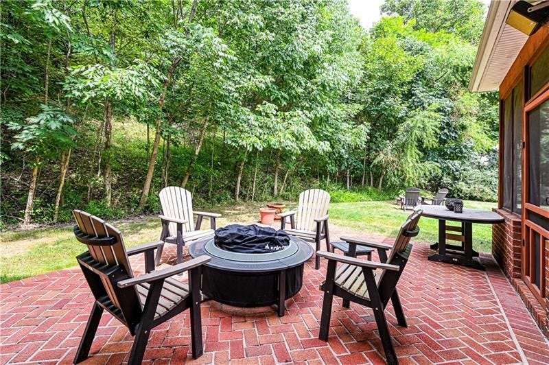 127 Woodhaven Dr, Jeannette, PA 15644