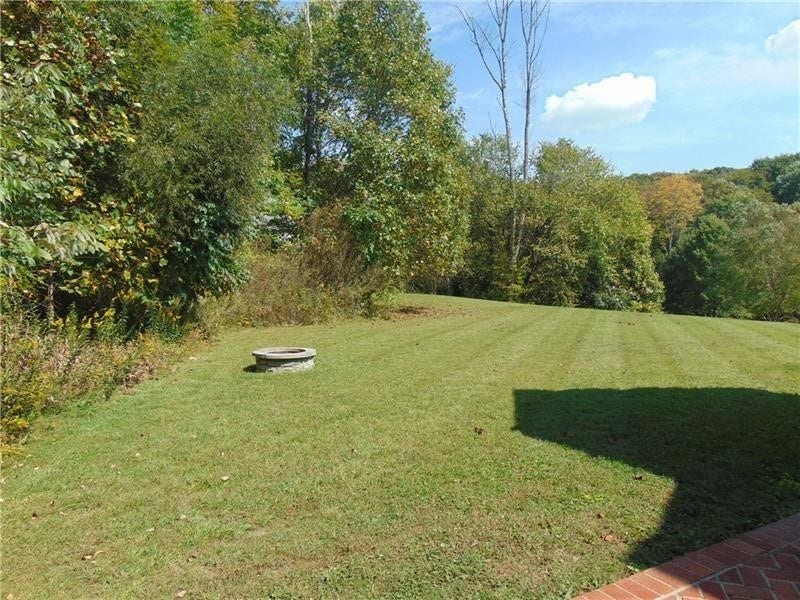 127 Woodhaven Dr, Jeannette, PA 15644