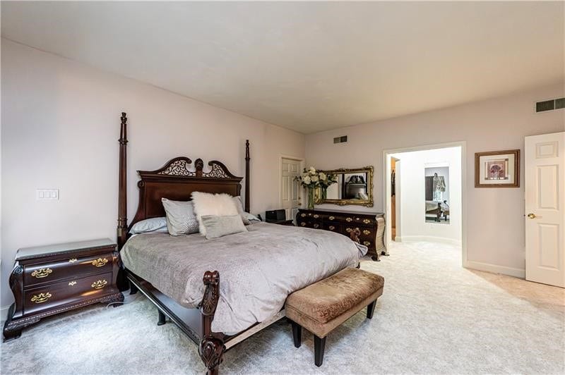 127 Woodhaven Dr, Jeannette, PA 15644