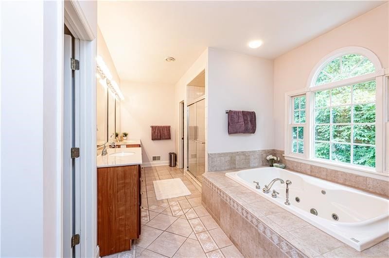 127 Woodhaven Dr, Jeannette, PA 15644