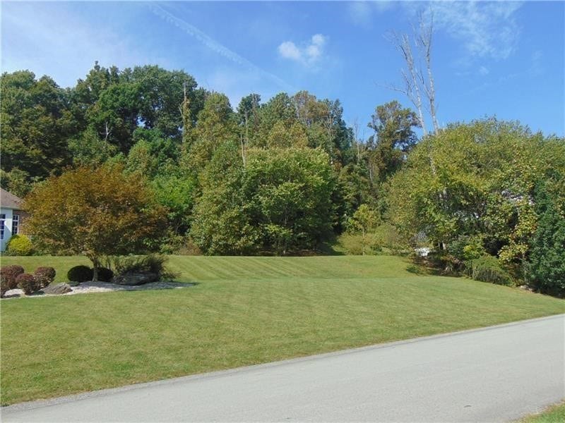 127 Woodhaven Dr, Jeannette, PA 15644