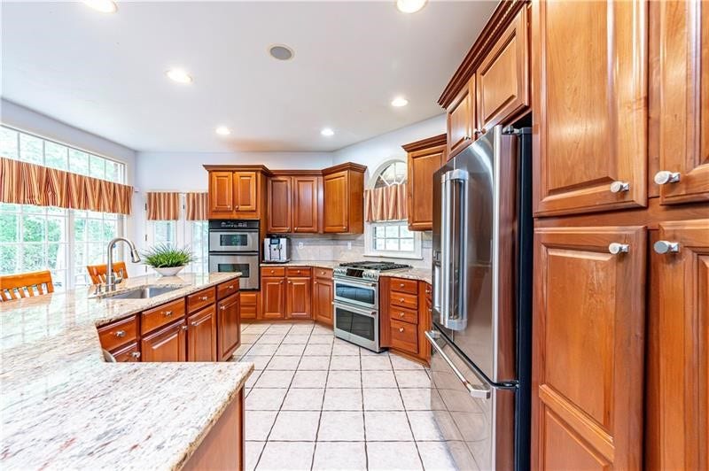 127 Woodhaven Dr, Jeannette, PA 15644