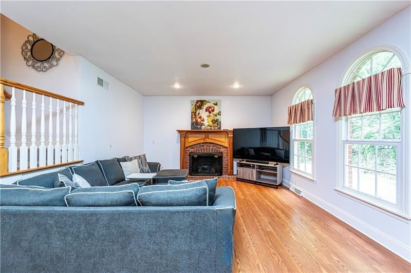 127 Woodhaven Dr, Jeannette, PA 15644