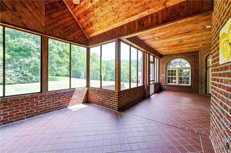 127 Woodhaven Dr, Jeannette, PA 15644