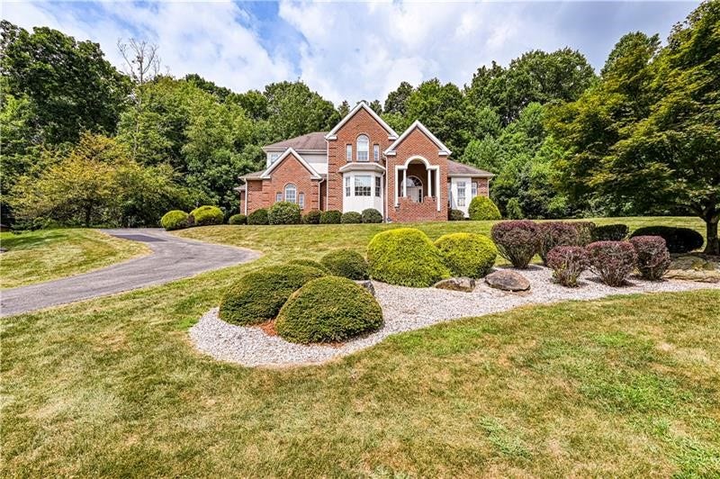 127 Woodhaven Dr, Jeannette, PA 15644