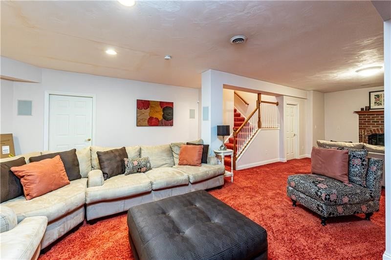 127 Woodhaven Dr, Jeannette, PA 15644