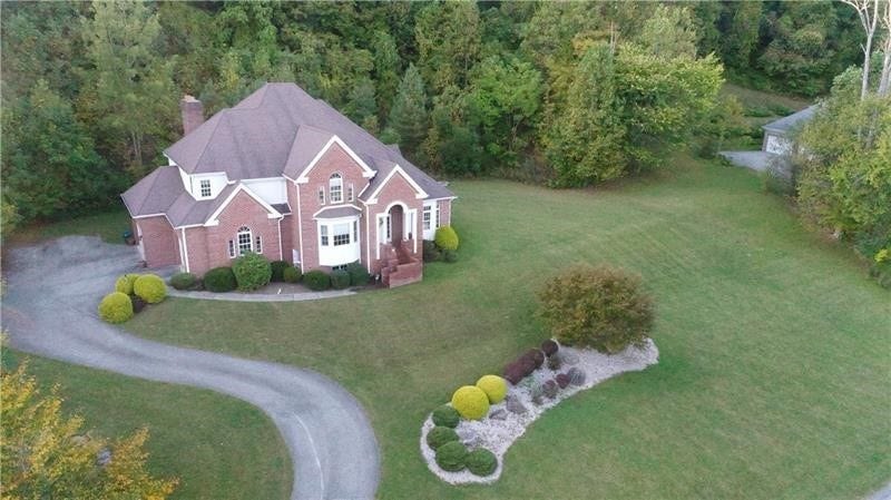 127 Woodhaven Dr, Jeannette, PA 15644