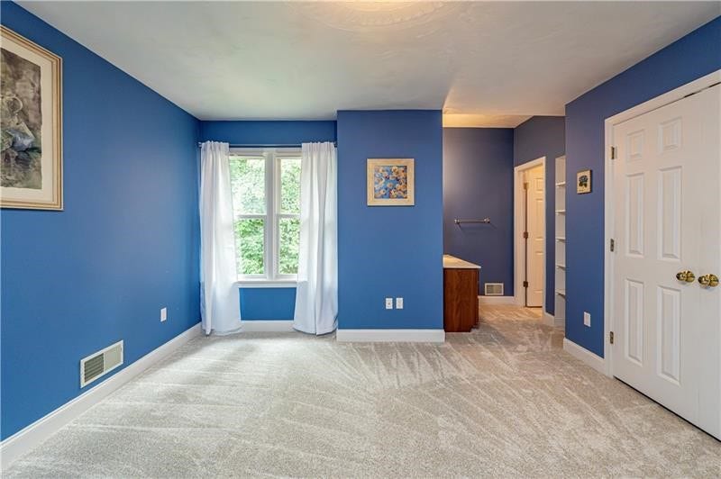 127 Woodhaven Dr, Jeannette, PA 15644