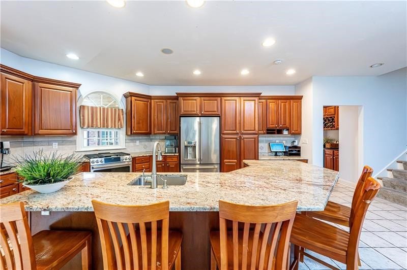 127 Woodhaven Dr, Jeannette, PA 15644