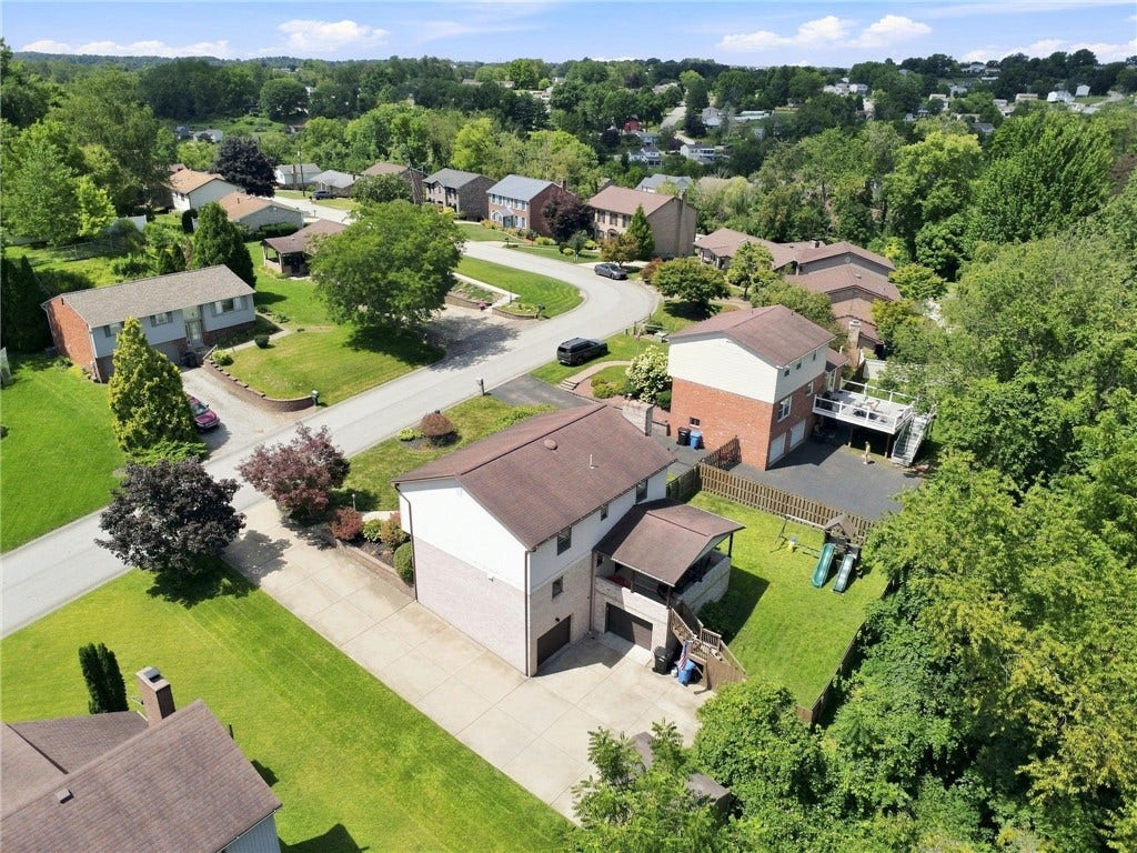 10322 Roseway Blvd, North Huntingdon, PA 15642