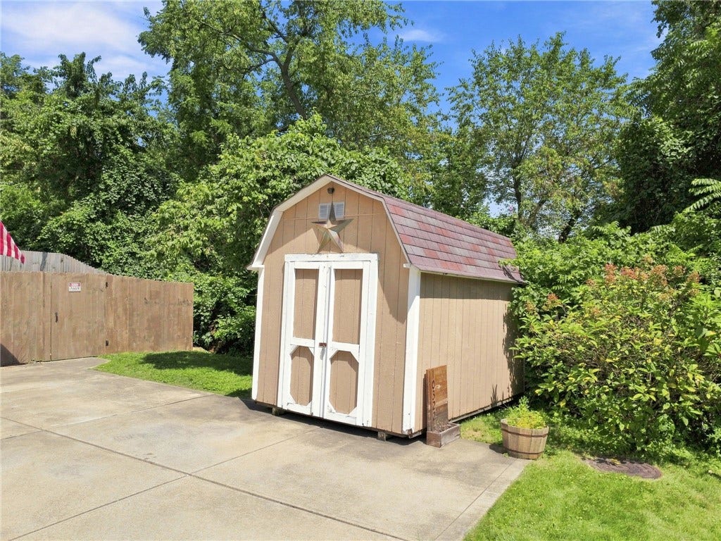 10322 Roseway Blvd, North Huntingdon, PA 15642