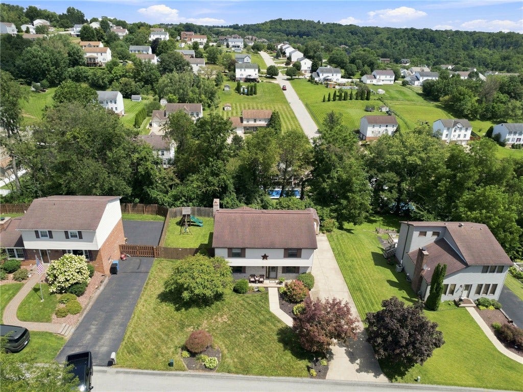 10322 Roseway Blvd, North Huntingdon, PA 15642