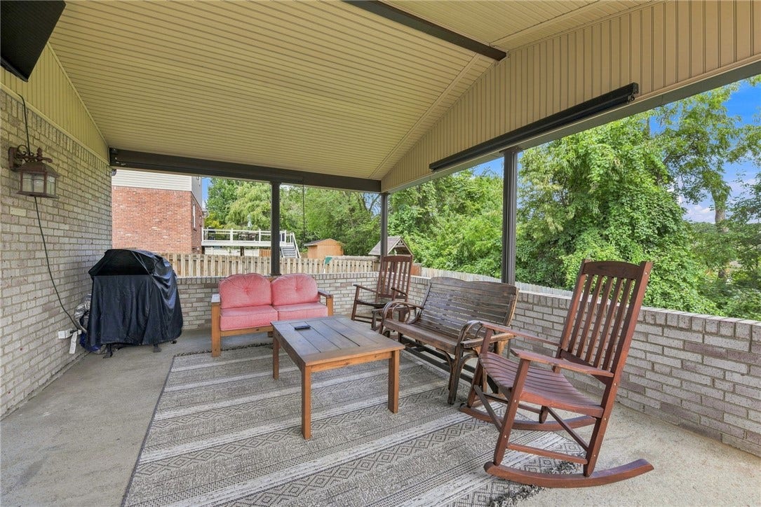 10322 Roseway Blvd, North Huntingdon, PA 15642