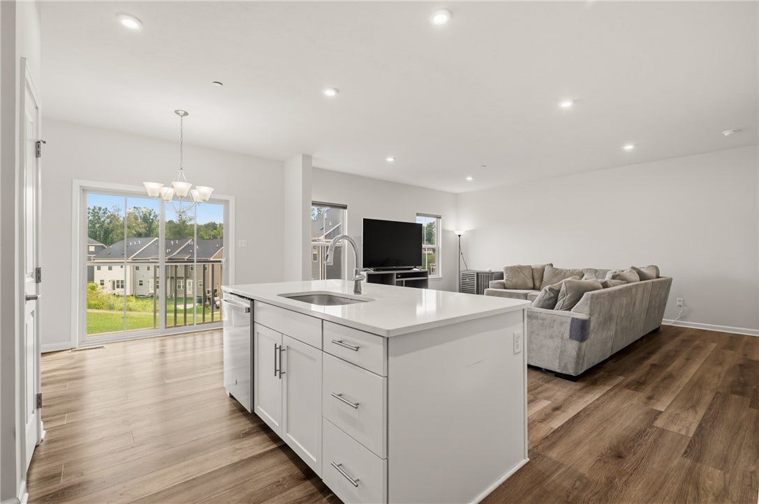 3001 Kapalua Ln, Jeannette, PA 15644