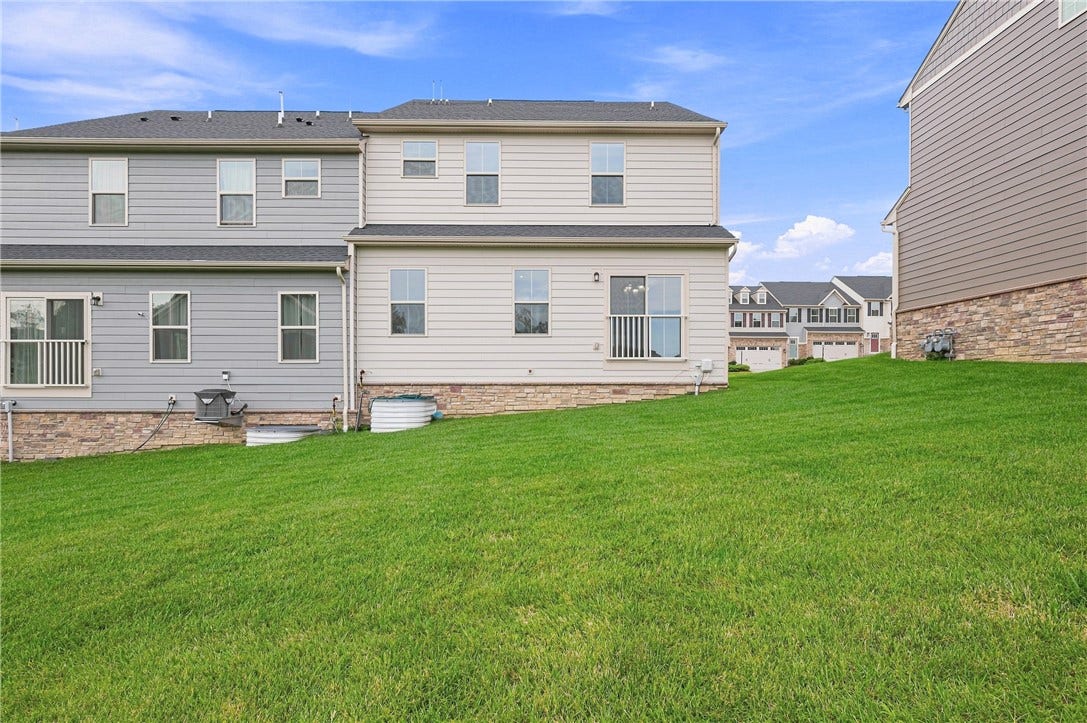 3001 Kapalua Ln, Jeannette, PA 15644