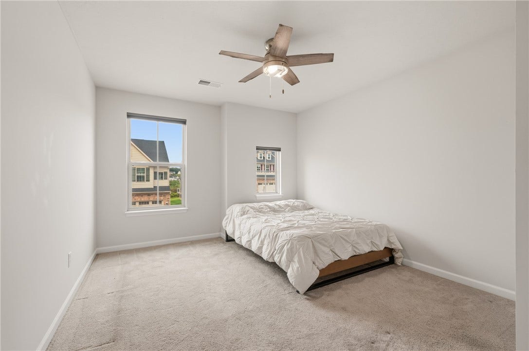 3001 Kapalua Ln, Jeannette, PA 15644