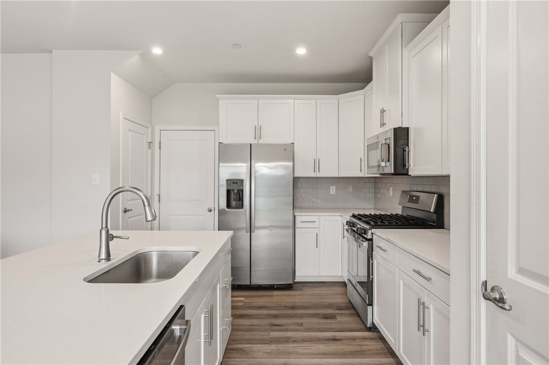 3001 Kapalua Ln, Jeannette, PA 15644