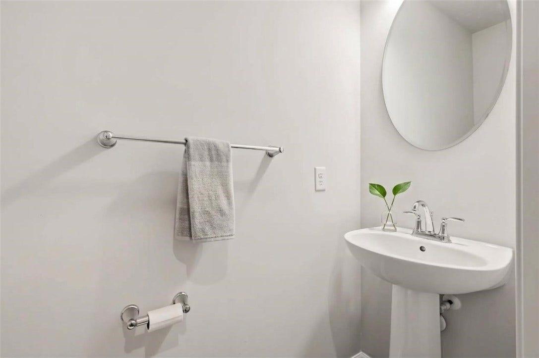 3001 Kapalua Ln, Jeannette, PA 15644