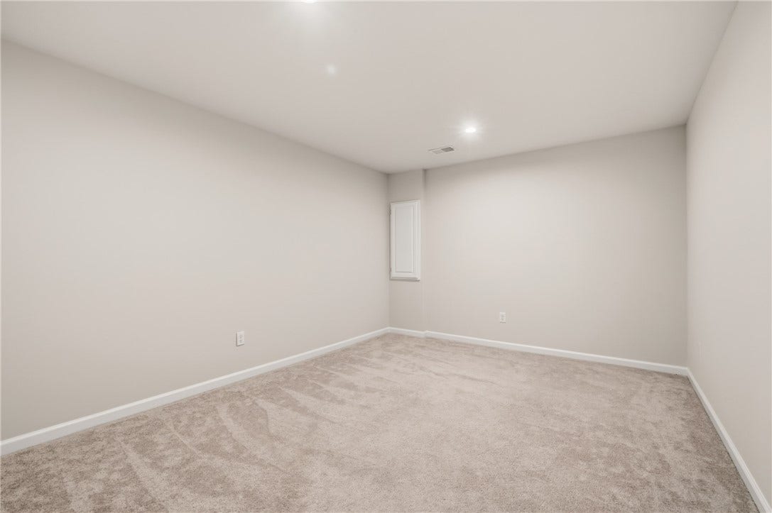 3001 Kapalua Ln, Jeannette, PA 15644