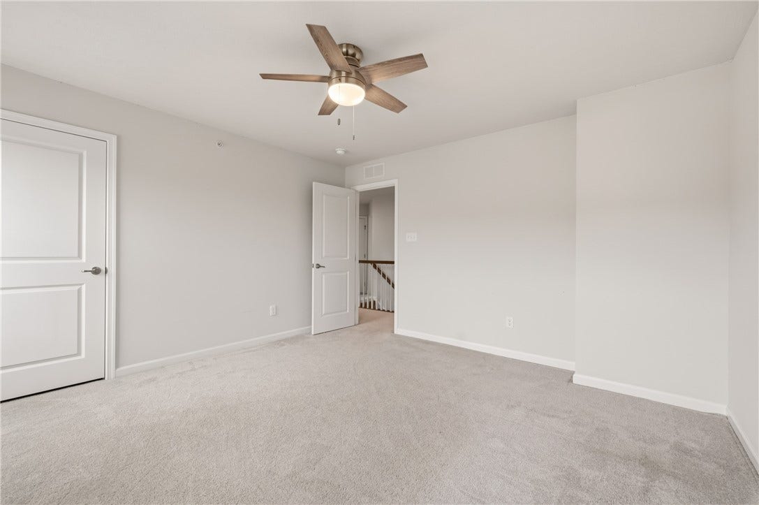 3001 Kapalua Ln, Jeannette, PA 15644