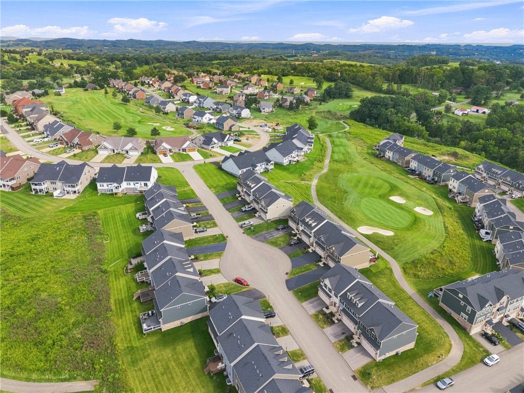 3001 Kapalua Ln, Jeannette, PA 15644