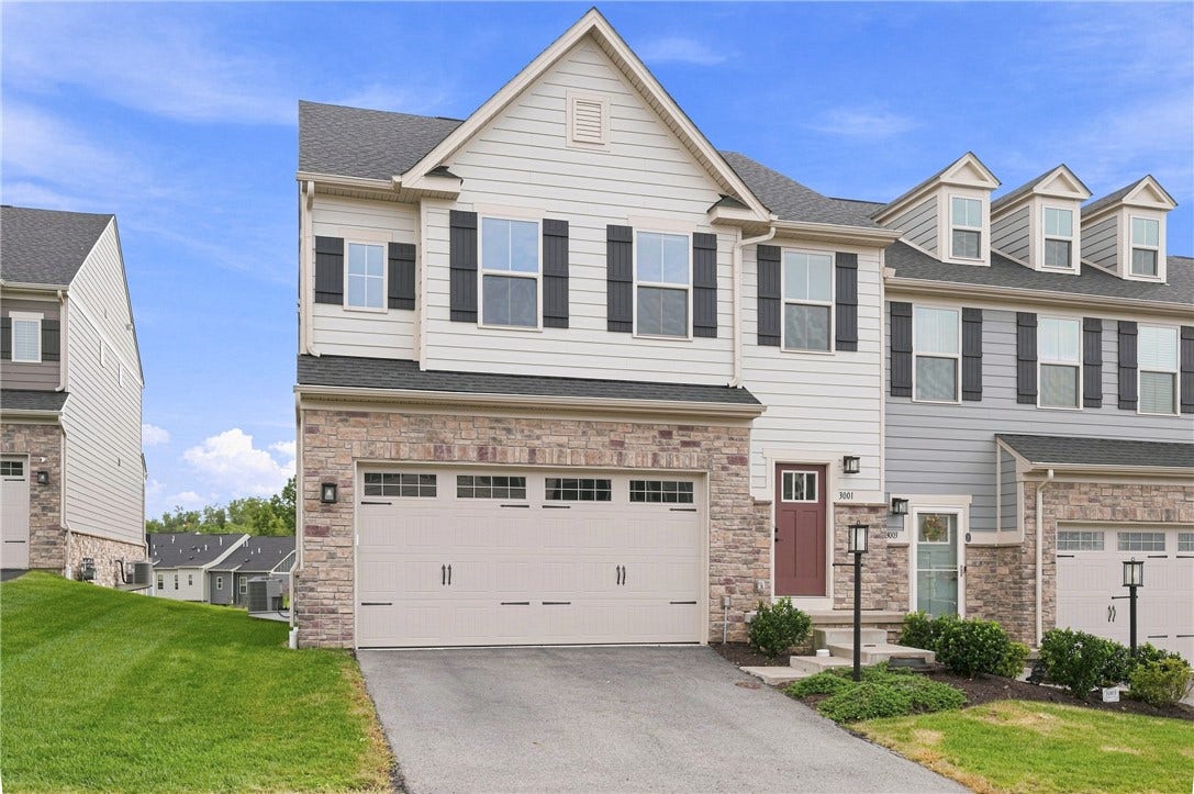 3001 Kapalua Ln, Jeannette, PA 15644