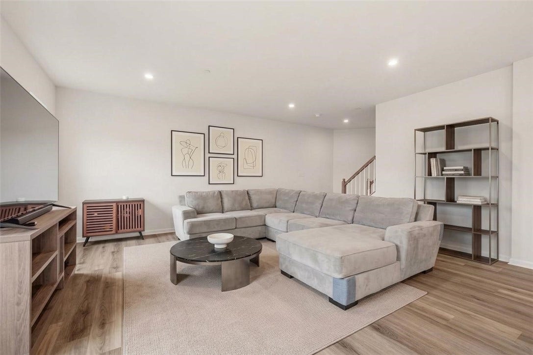 3001 Kapalua Ln, Jeannette, PA 15644