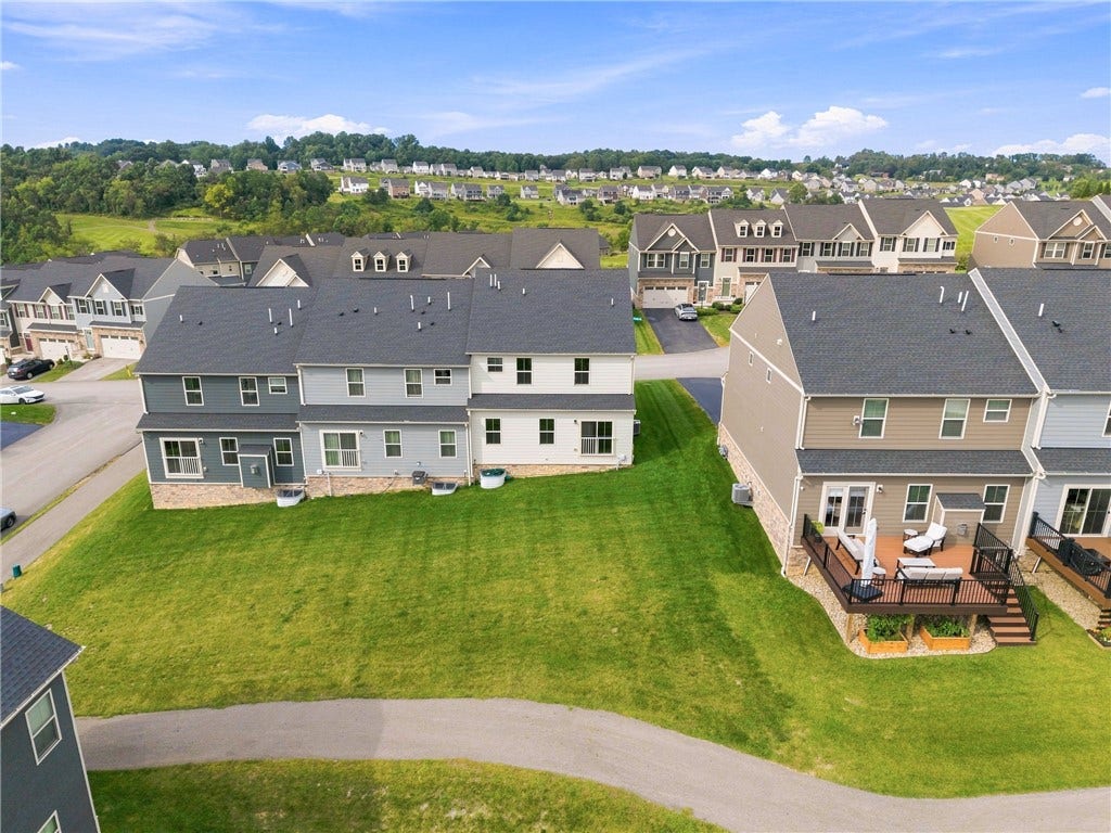 3001 Kapalua Ln, Jeannette, PA 15644