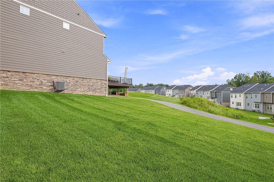 3001 Kapalua Ln, Jeannette, PA 15644