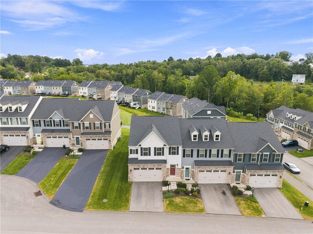 3001 Kapalua Ln, Jeannette, PA 15644