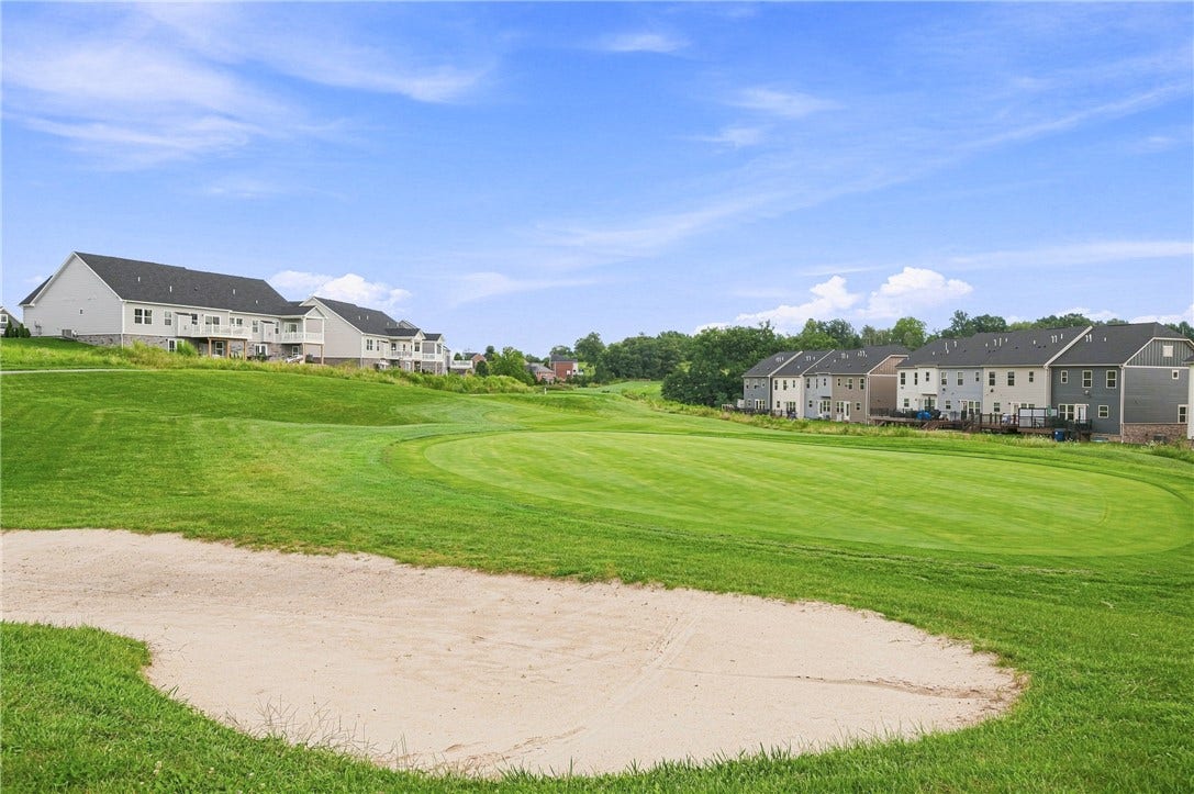3001 Kapalua Ln, Jeannette, PA 15644